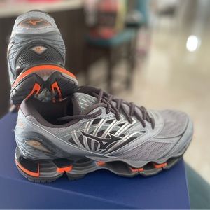 Mizuno wave prophecy 8, brand new in box. Size 8